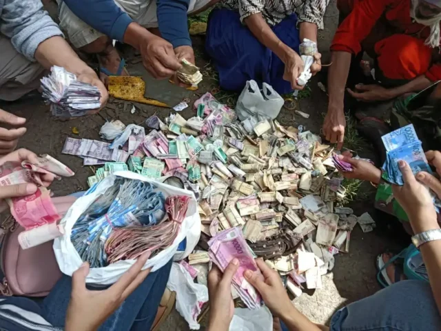 Uang Puluhan Juta Rupiah Ditemukan di Tumpukan Sampah