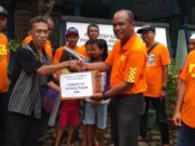 Komunitas Sepeda TCC Perumahan KBN Beri Bantuan Korban Bencana Banjir