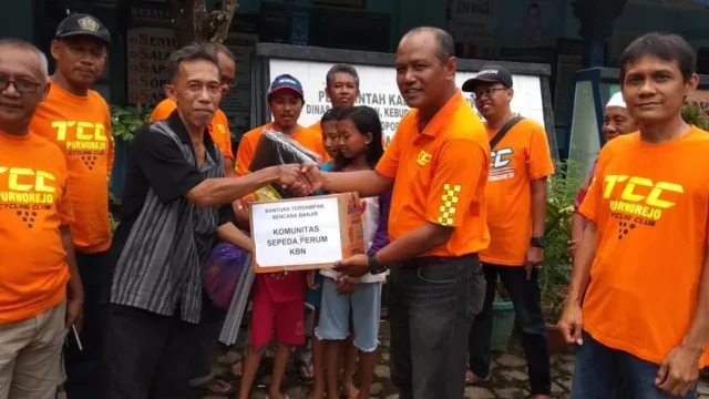 Komunitas Sepeda TCC Perumahan KBN Beri Bantuan Korban Bencana Banjir