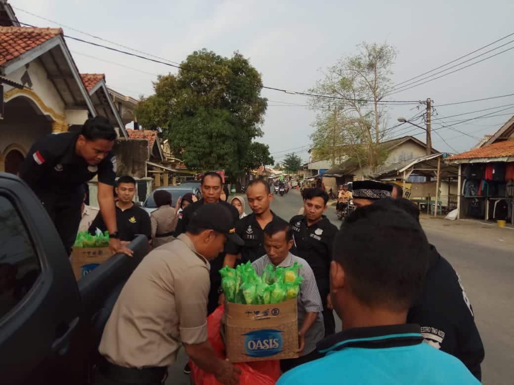 Gelar Baksos, Polisi Bagi -bagi Takjil,Santunan Anak Yatim Hingga Sembako Gratis