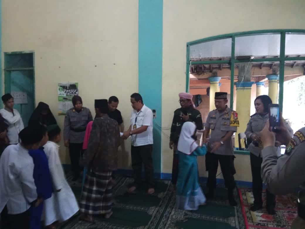 Gelar Baksos, Polisi Bagi -bagi Takjil,Santunan Anak Yatim Hingga Sembako Gratis