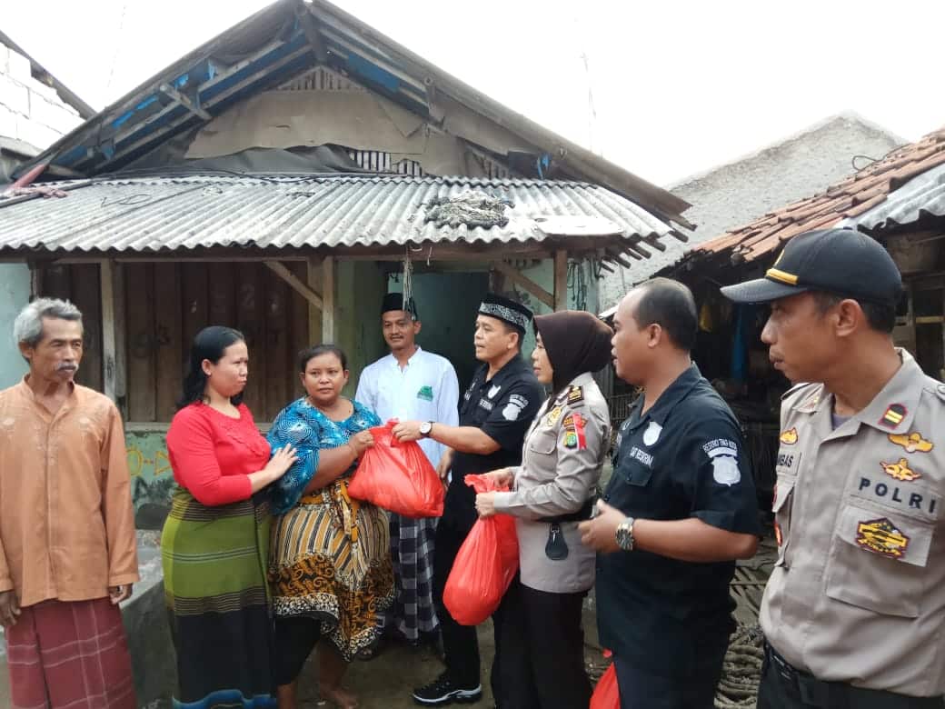 Gelar Baksos, Polisi Bagi -bagi Takjil,Santunan Anak Yatim Hingga Sembako Gratis