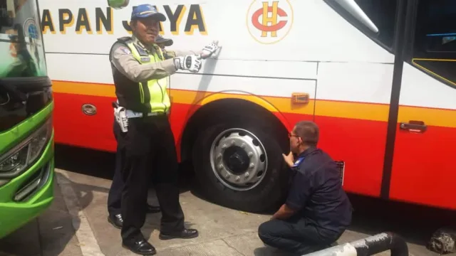 Jelang Idul Fitri, Kanit Laka Satlantas Polrestro Tangerang Kota Lakukan 'Ram Check' Kendaraan Angkutan Umum