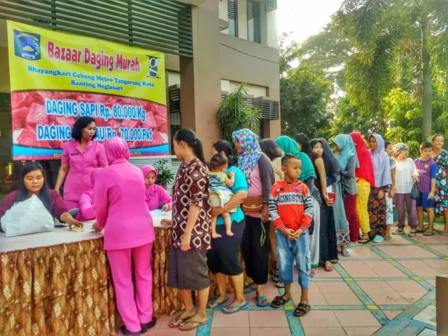 Polsek Neglasari Gelar Bazaar Daging Murah