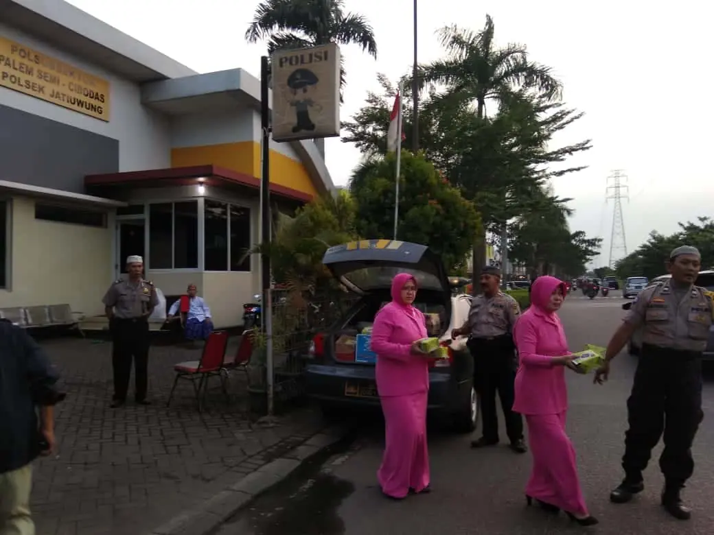 Jelang Buka Puasa, Kapolsubsektor Palem Semi Bersama Ibu Bhayangkari Bagi - Bagi Takjil Gratis