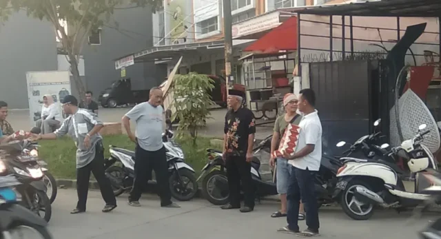 Dihadiri Kapolsub Sektor Palem Semi, Deni Darmawan Bagi - Bagi Takjil dan Buka Puasa Bersama