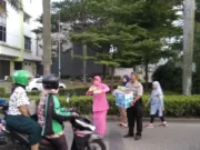 Jelang Buka Puasa, Kapolsubsektor Palem Semi Bersama Ibu Bhayangkari Bagi - Bagi Takjil Gratis