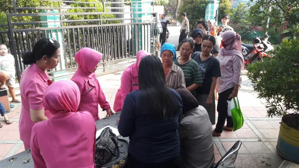 Kapolsek & Ketua Bhayangkari Ranting Neglasari Gelar Bazaar Daging Murah