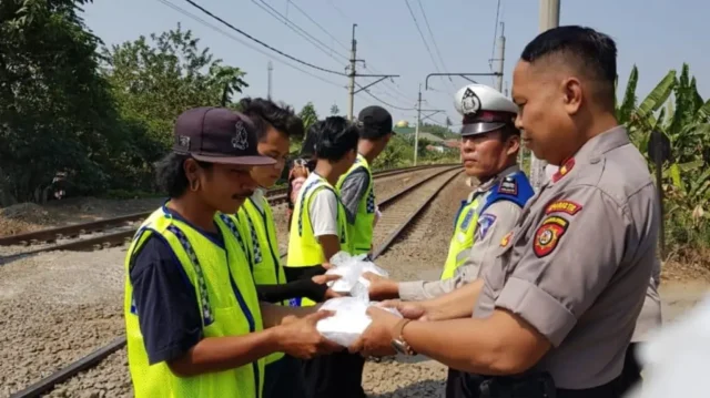 Bentuk Apresiasi, Kapolsek Cisauk Bagikan Rompi Kepada Warga pengatur Lalu Lintas