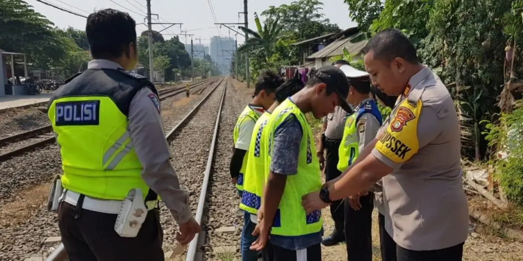 Bentuk Apresiasi, Kapolsek Cisauk Bagikan Rompi Kepada Warga pengatur Lalu Lintas