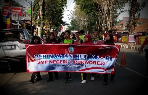 Potong Tumpeng Dan Jalan Sehat Mewarnai HUT SMPN 4 Ke 61