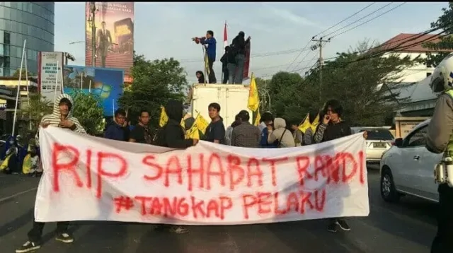 PMII Makassar Kepung Polrestabe & Shalat Gaib Untuk Randy