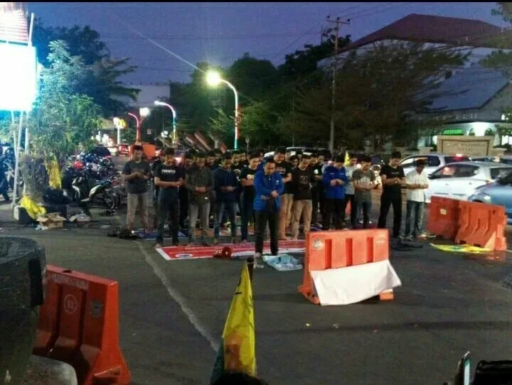 PMII Makassar Kepung Polrestabe & Shalat Gaib Untuk Randy