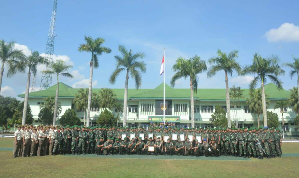 Danrem 071/Wijayakusuma Beri Penghargaan Kepada Babinsa Berprestasi