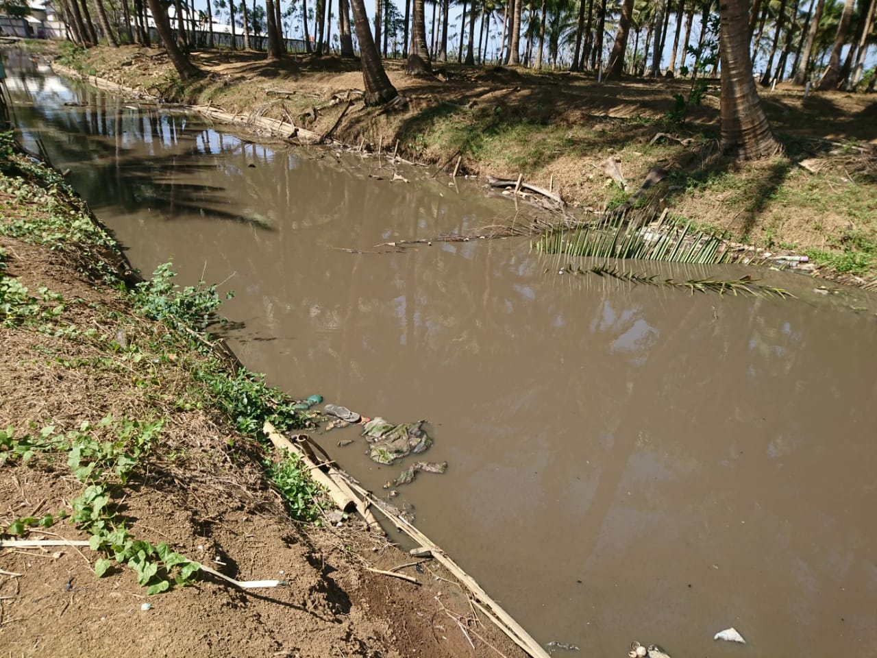 Warga Kampung Pintu Air, Keluhkan Limbah Pabrik Karung