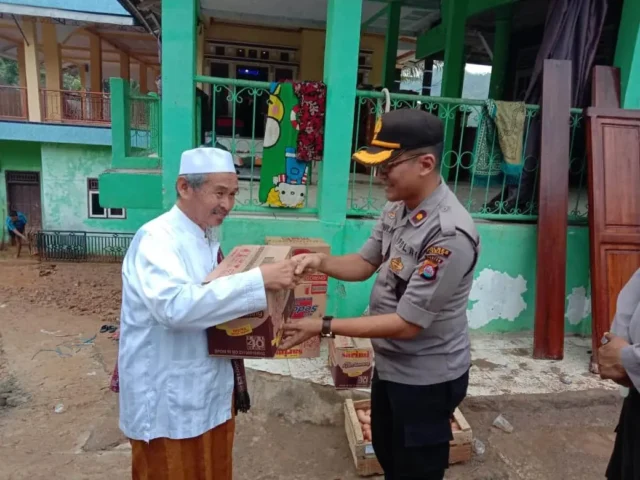 Pasca Banjir dan Longsor, Kapolres Lebak Berikan Bantuan Kepada korban