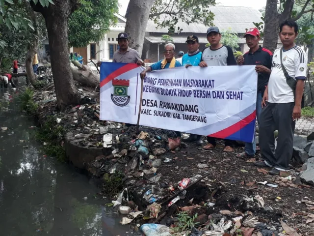 Antisipasi Banjir, Warga Bersih-bersih Saluran Air