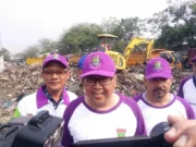 DLHK Bersihkan Sampah di Bantaran Sungai Cisadane