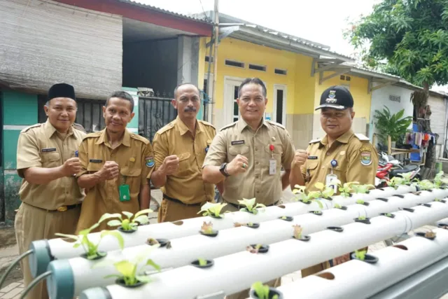 Camat Cisoka Berikan Bantuan 150 Bibit Sayur Mayur Kepada 10 Desa