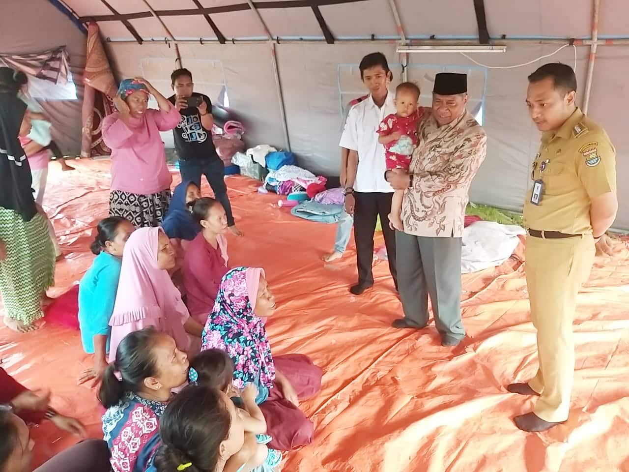 Anggota DPR-RI Berikan Bantuan Ke Mauk