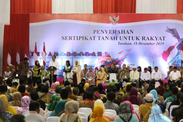 Presiden Bagikan Sertifikat Tanah di Tarakan, Kalimantan Utara