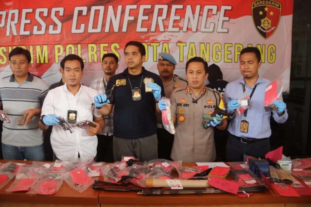 Jual-Beli Senjata Ilegal, Sembilan Senpi dan Ratusan Butir Peluru Tajam Diamankan Polresta Tangerang