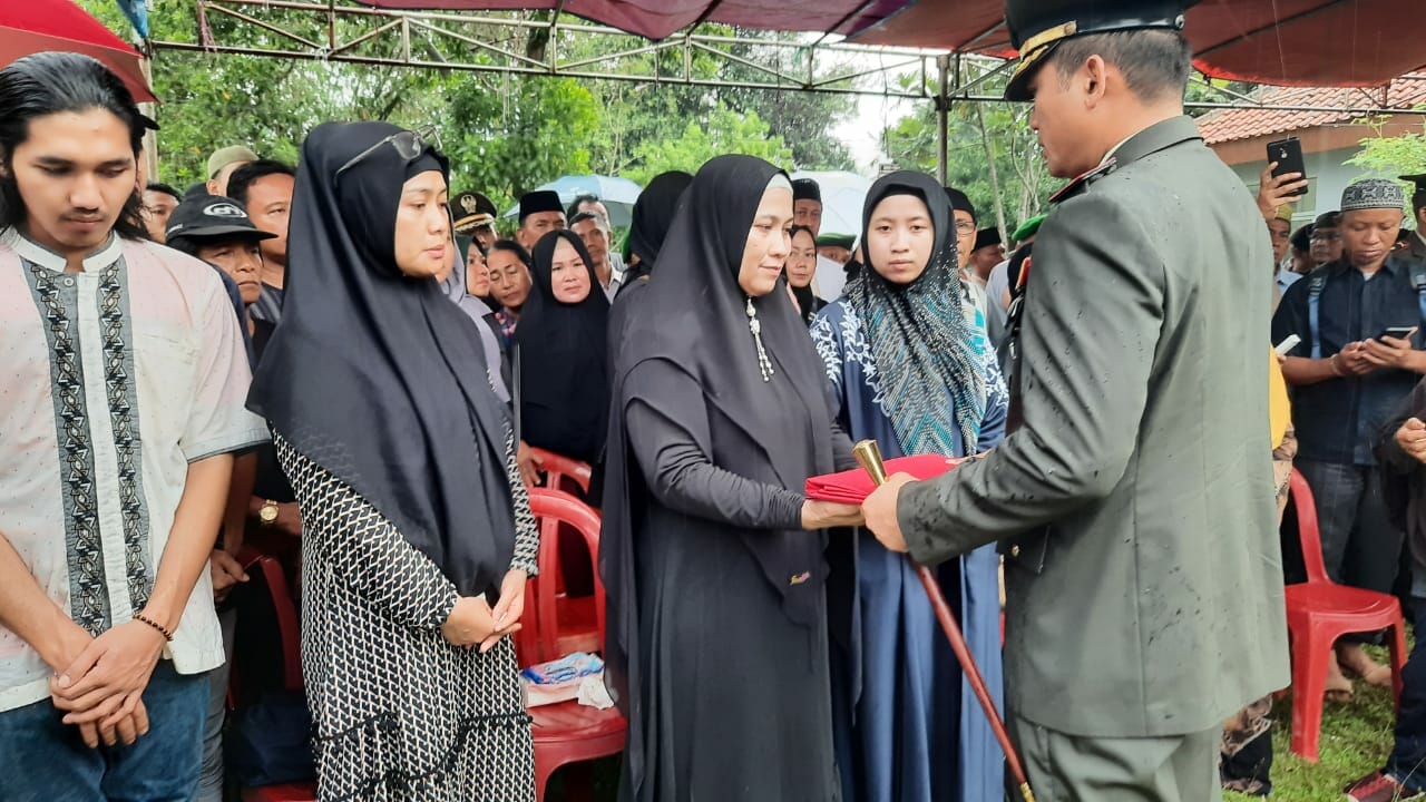 Danramil 01 Tangerang Dimakamkan Secara Militer