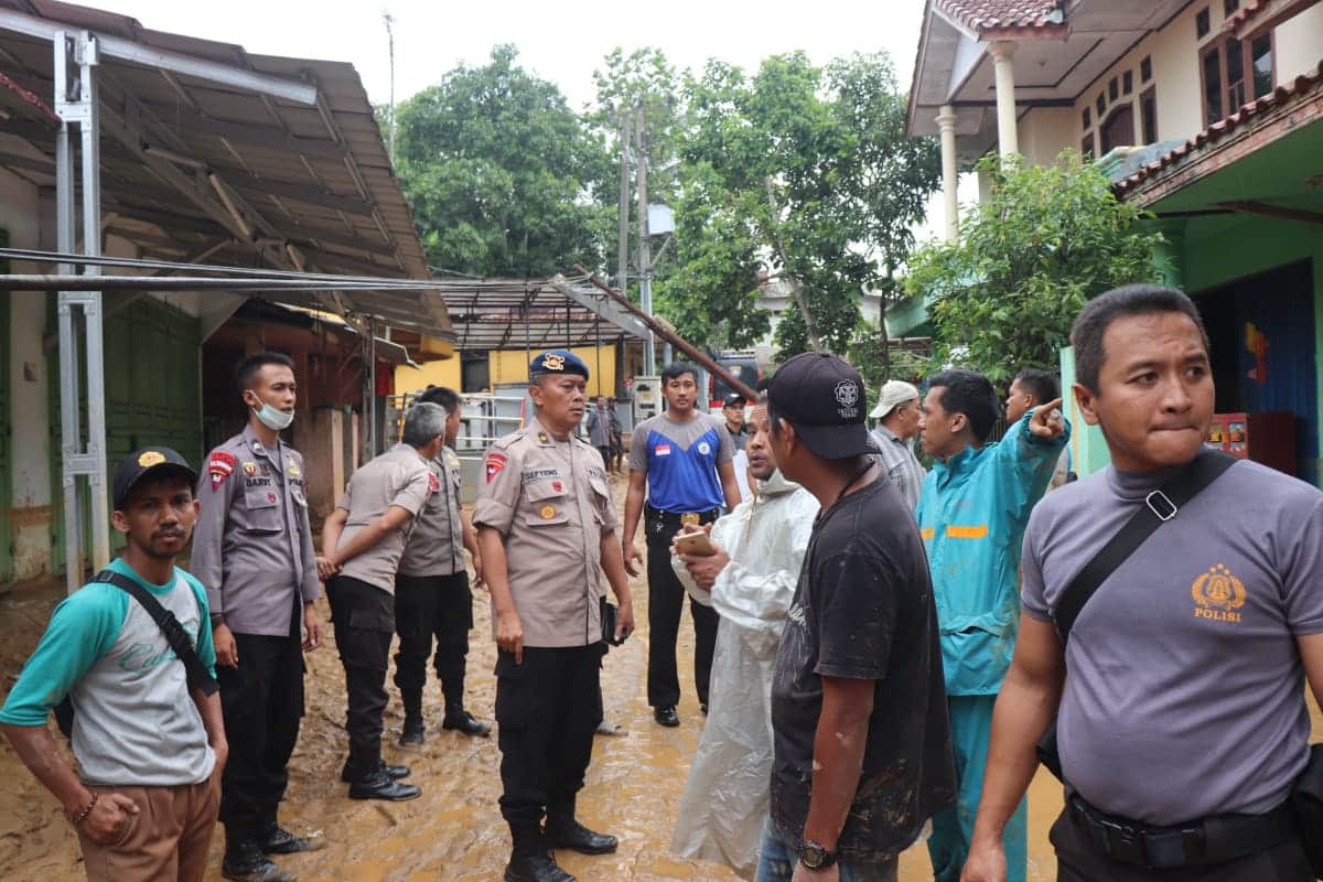 Polda Banten, Gerak Cepat Bantu Korban Banjir Bandang Lebak