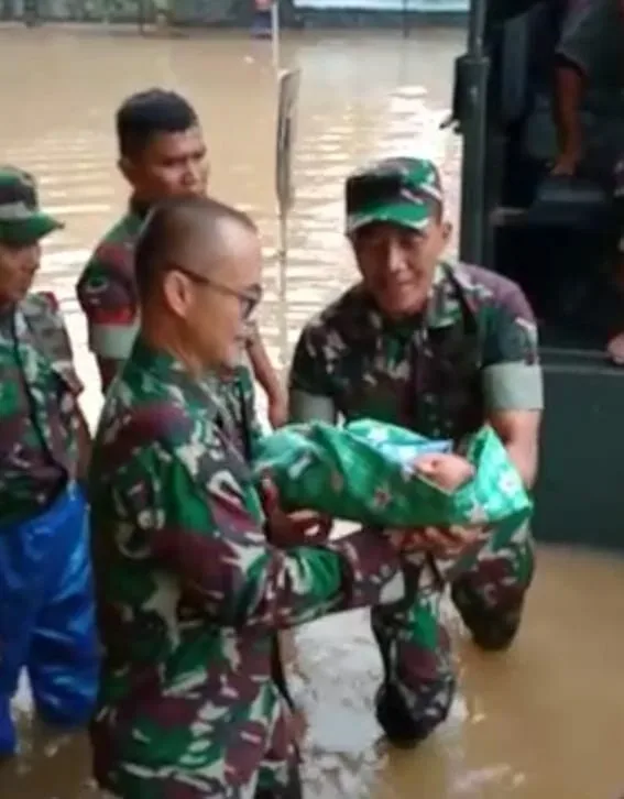 Danrem 052/Wkr dan PLH Kasiops Evakuasi Bayi dari Kepungan Banjir