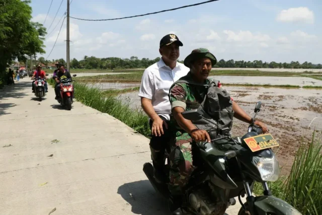 Bupati Zaki Blusukan Naik Motor ke Lokasi Banjir di Cisoka dan Solear