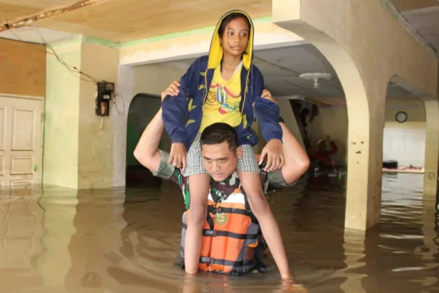 Dramastis, Dandim 0506 Tangerang Evakuasi Anak dari Kepungan Banjir