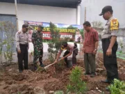 Peduli Lingkungan, Polsek Senen Hijaukan Bumi di Wilayah Hukumnya