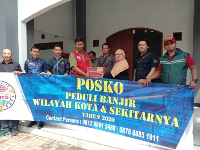 JTR Gandeng SMSI Kota Tangerang Salurkan Bantuan Bagi Korban Banjir Di Kecamatan Teluknaga