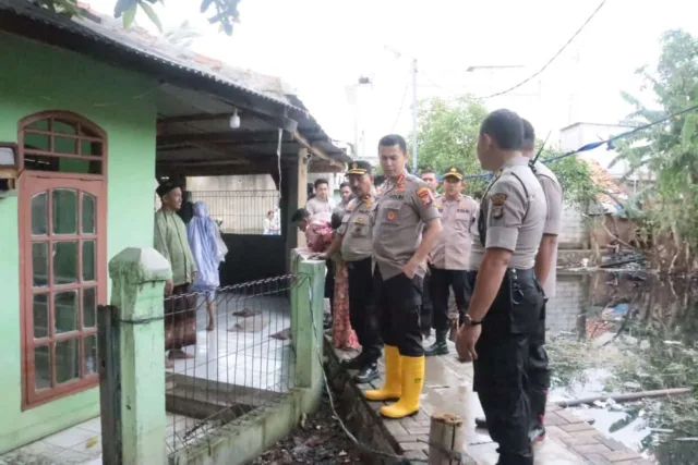 Pasca Banjir, Polresta Bandara Soetta Gelar Kerja Bhakti Pembersihan Mushalla