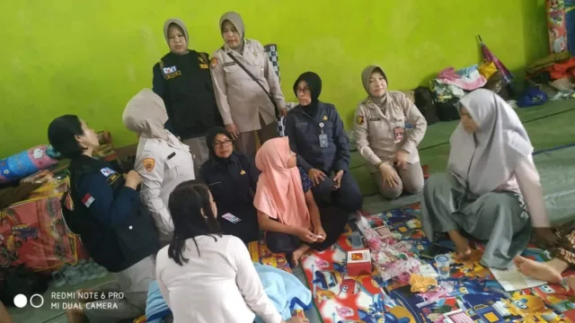 Biddokes Polda Banten Bhakti Kesehatan di Lokasi Pengungsian Banjir Lebak