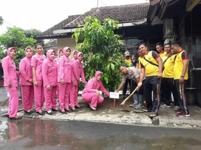 Peduli Penghijauan, Polsek Curug Laksanakan Penanaman Pohon Serentak