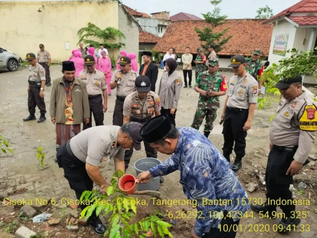 Polri Peduli Penghijauan, Polsek Cisoka Lakukan Penanaman Pohon Secara Serentak