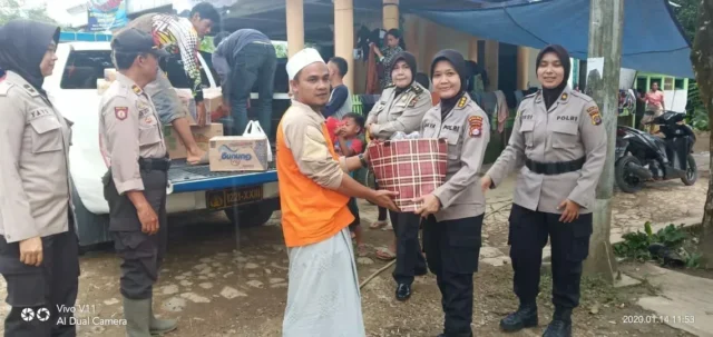 Pasca Banjir, Polwan Polda Banten Salurkan Bantuan Kepada Warga