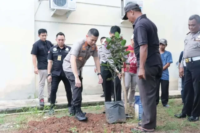 Antisipasi Banjir, Polresta Bandara Soetta Bersihkan Saluran Air & Tanam Pohon