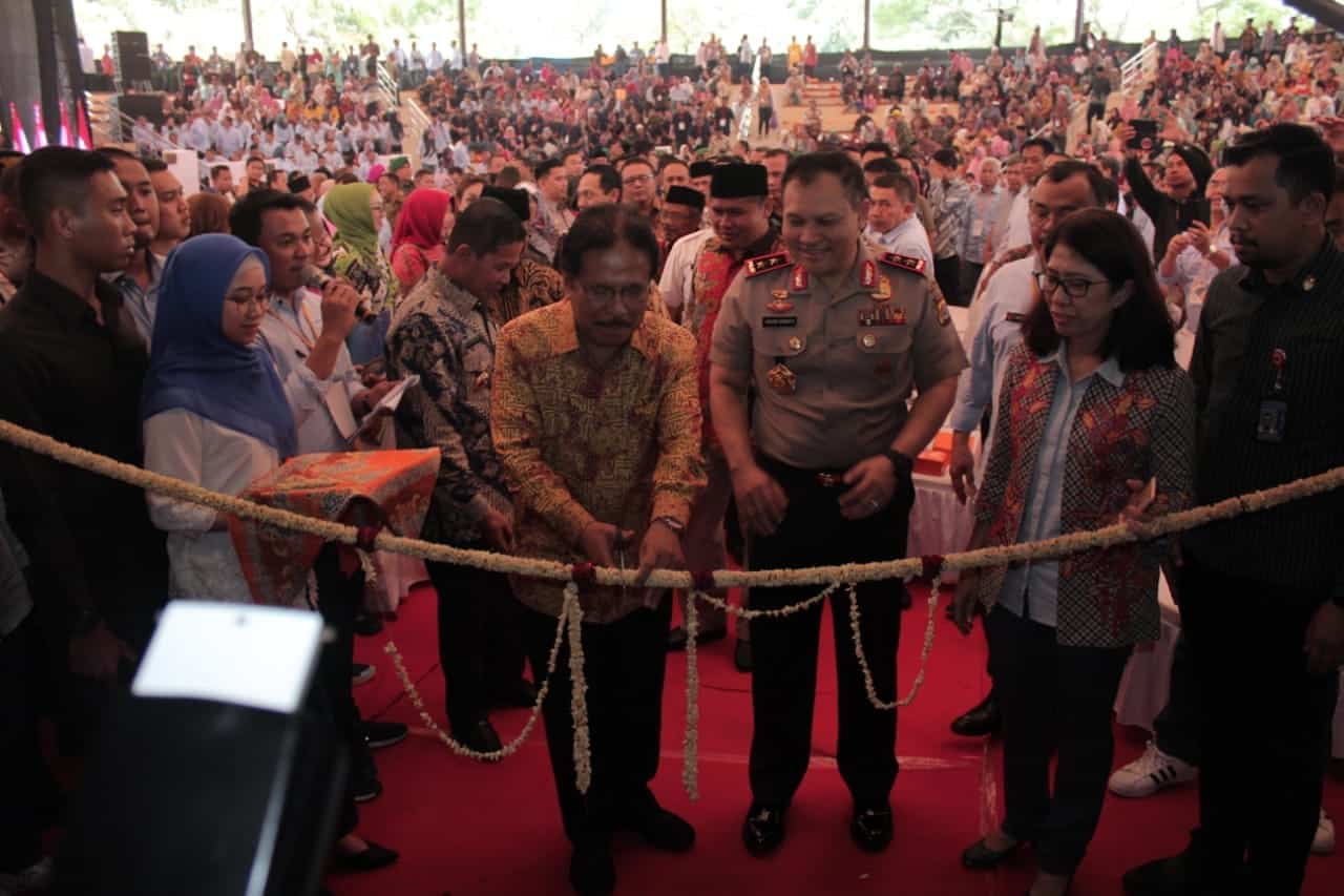 Di Dampingi Kapolda Banten, Menteri Agraria Serahankan Sertipikat Tanah Untuk Rakyat