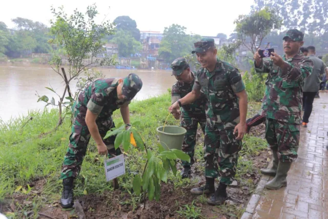 Penghijauan Bumi, Warnai Grebek Cisadane HUT Kodam Jaya ke 70 di Kota Tangerang