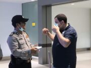 Antisipasi Virus Corona, Polisi Bagikan Masker di Bandara Soekarno Hatta