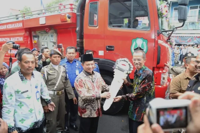 Mendagri Kunjungi Mall Pelayanan Publik Kabupaten Magetan dan Menyerahkan Mobil Damkar