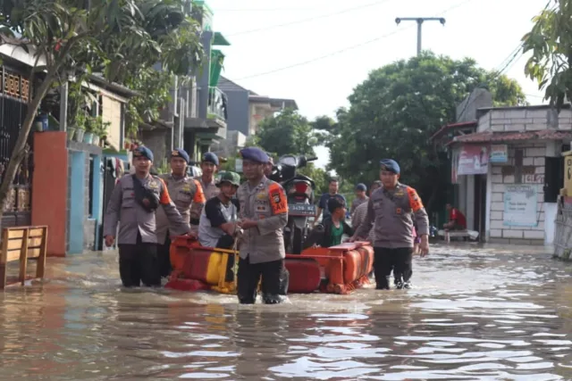 Gunakan Perahu Rakit, Sat Brimob Polda Banten Salurkan Batuan Korban Banjir