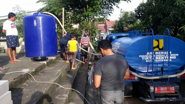 Antisipasi Persoalan Air Bersih, PDAM TB Pasang Toren di Lokasi Banjir