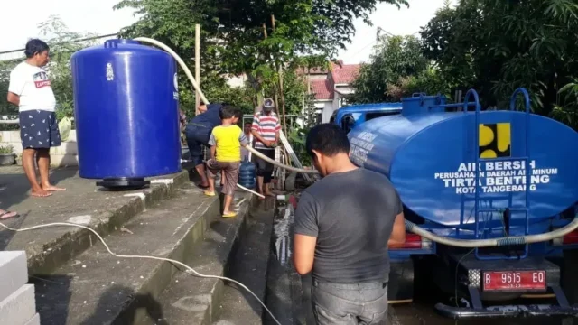 Antisipasi Persoalan Air Bersih, PDAM TB Pasang Toren di Lokasi Banjir