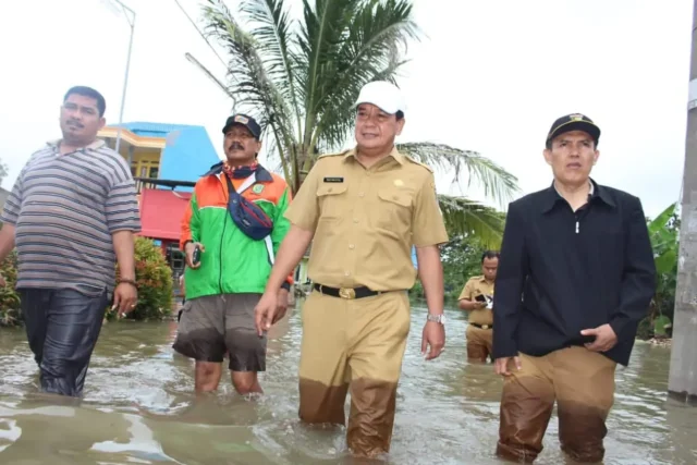 Sekda Tinjau Banjir di Pasar Kemis