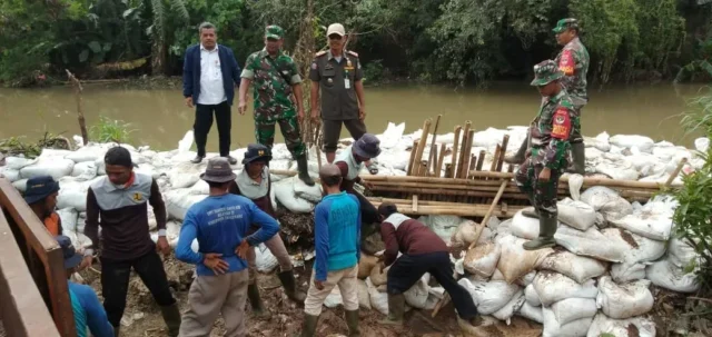 Tanggul Di Pasarkemis Jebol , Langsung Diturab