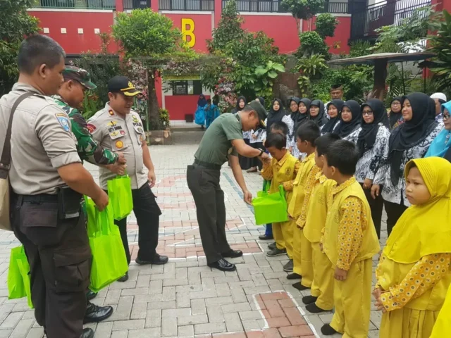 Peduli KBM, Plh Kasdim 0506 Tangerang Beri Bantuan Alat Tulis di SDN Total Persada