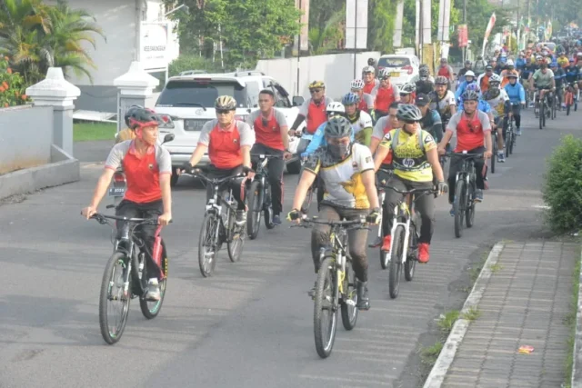 Perkokoh Sinergitas dan Soliditas, TNI-Polri Banyumas Gowes Bareng